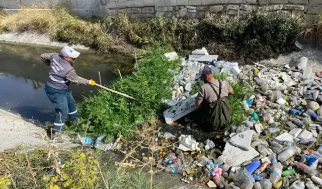 Van’daki Kanaldan Tonlarca Çöp Çıkarıldı