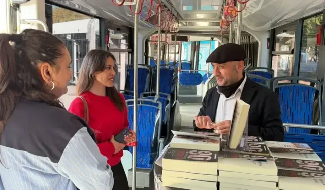 Toplu Taşıma Aracında Yazdığı Kitabını Trambüste İmzaladı