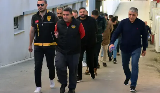 Adana Merkezli 7 İlde Kurgu Trafik Kazalarıyla Sigorta Şirketlerini Dolandıran 80 Şüpheli Adliyede
