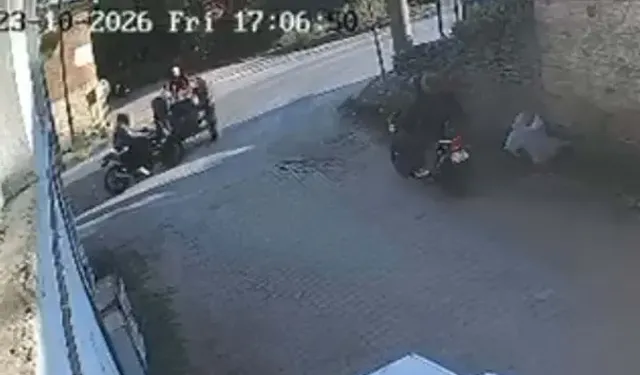 Motosiklet, Traktöre Ardından Durağa Çarptı; Sürücünün Ağır Yaralandığı Kaza Kamerada