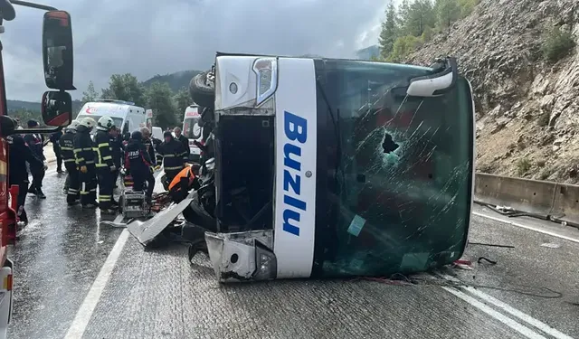 Isparta- Antalya Kara Yolunda Yolcu Otobüsü Devrildi