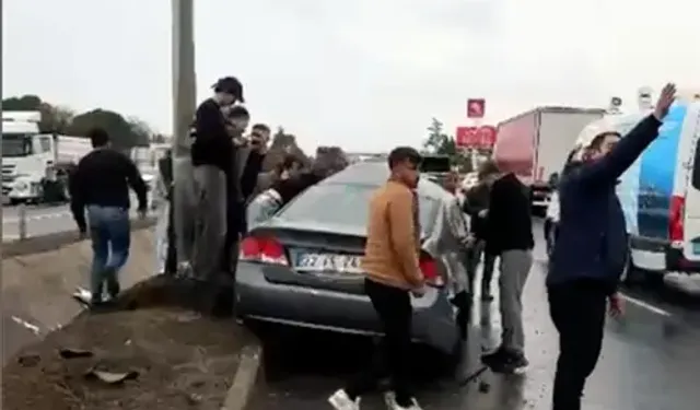 Tekirdağ'da Direğe Çarpan Otomobilin Sürücüsü Yaralandı