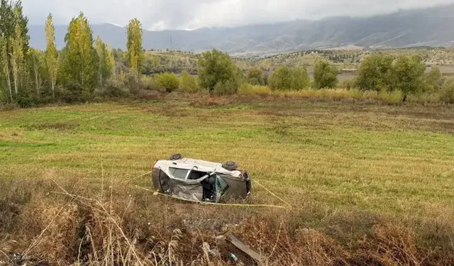 Otomobil Şarampole Devrildi; 2 Yaralı
