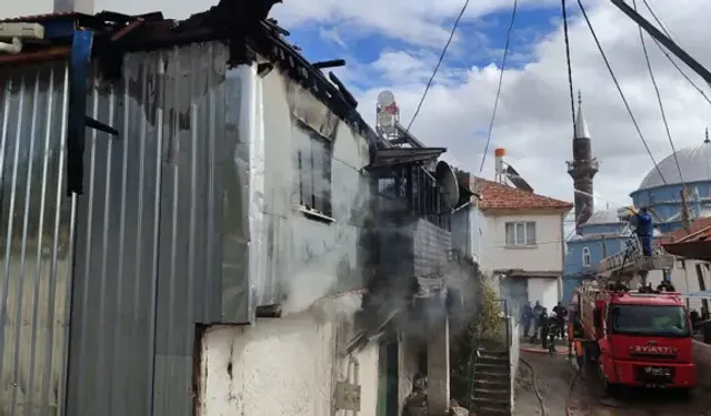 Afyonkarahisar’da  Ahşap Ev Yandı