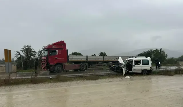 TIR İle Hafif Ticari Araç Kafa Kafaya Çarpıştı: 1 Ölü, 1 Ağır Yaralı