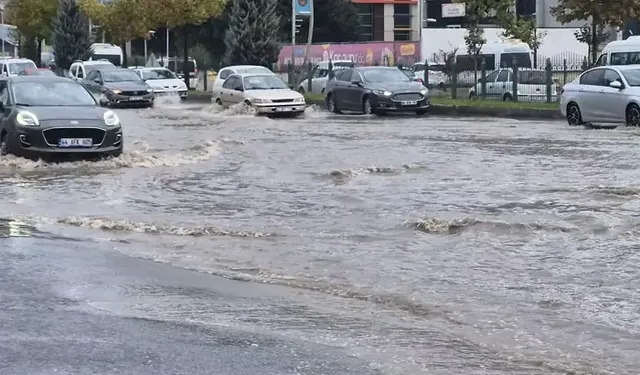 Malatya'da Sağanak Nedeniyle Yollar Göle Döndü