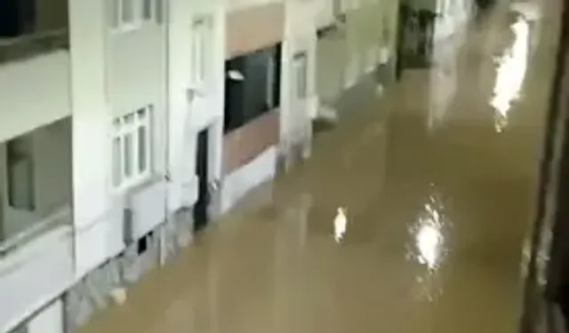 Biga’da Sağanak; Cadde Ve Sokaklar Göle Döndü