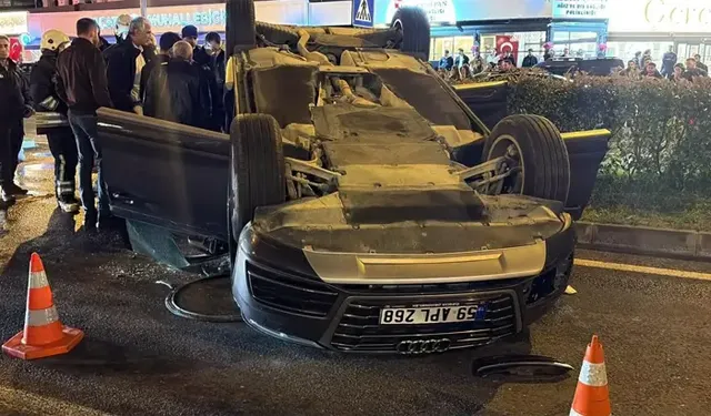 Otomobil, Park Halindeki Araçlara Çarpıp Takla Attı; 2 Yaralı
