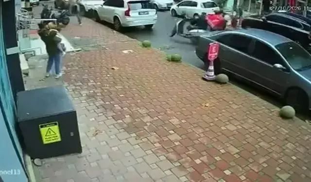 Çekmeköy'de Aküsü Değiştirilen Motosiklet Hareket Etti; Yardım Ederken Yere Düştü