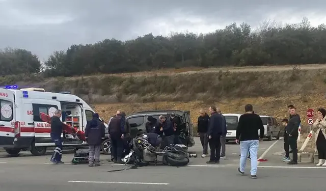Hafif Ticari Araçla Motosiklet Çarpıştı; 2 Yaralı