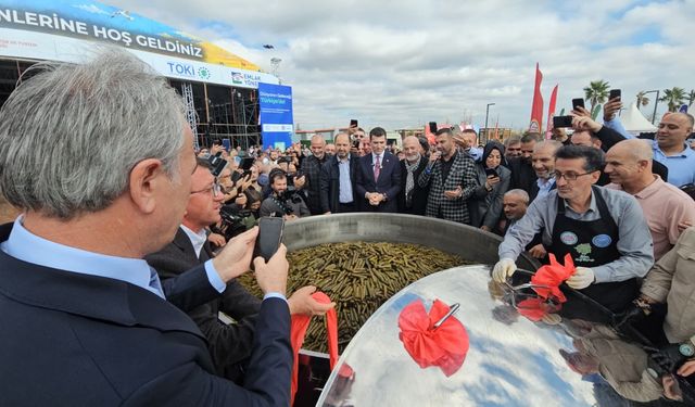 İstanbul’da Erbaa Rüzgârı: Dev Kazanda 460 Bin Zeytinyağlı Sarma İkram Edildi!