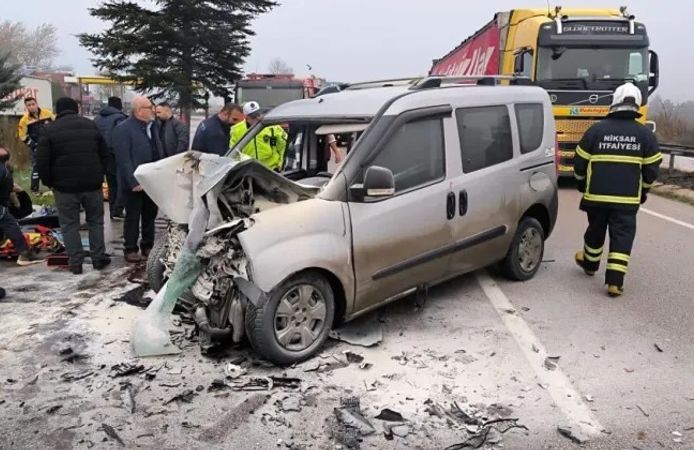Tokat’ta Tırla Çarpışan Hafif Ticari Araç Alevlere Teslim Oldu, 5 Yaralı