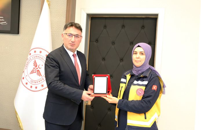 Tokat’ta Bebeğin Hayatını Kurtaran 112 Görevlisi Rabia Aktaş’a Plaket