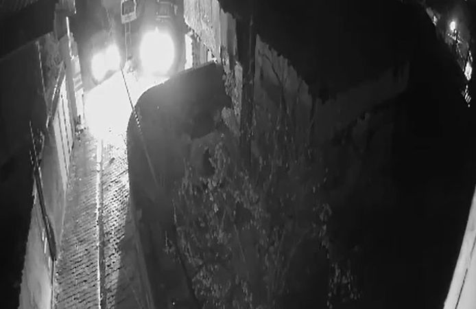 Tokat’ta Kamyonetin Park Halindeki Otomobile Çarptığı Kaza Kamerada