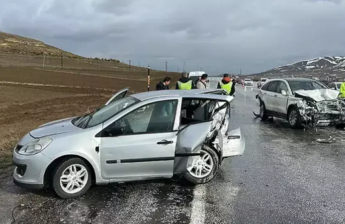 Sivas'ta 3 Aracın Karıştığı Zincirleme Kazada Erbaalı Genç Hayatını Kaybetti 5 Yaralı