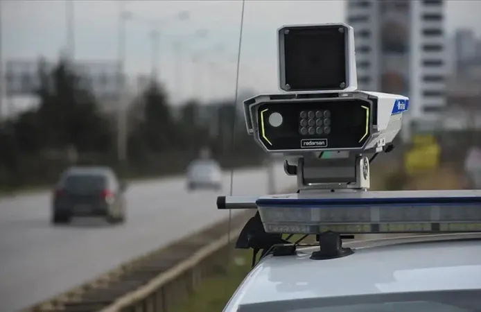 Trafikte "Tolerans" Dönemi Bitti: Hız Sınırını 6 km/s Aşan Yandı!