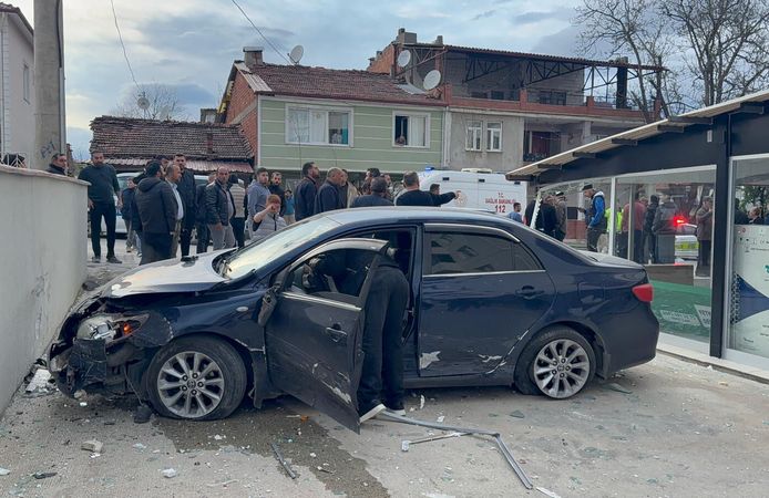 Erbaa’da Savrulan Otomobil Market Verandasına Daldı!