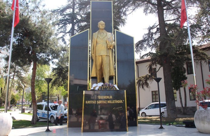 Erbaa’da Öğretmen ve Öğrenciler İçin Karanfil Bırakıldı