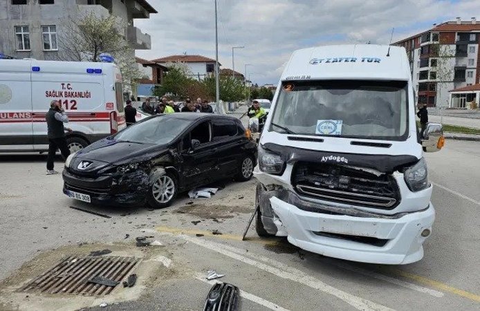 Erbaa'da Öğrenci Servisi Otomobille Çarpıştı: 10 Yaralı