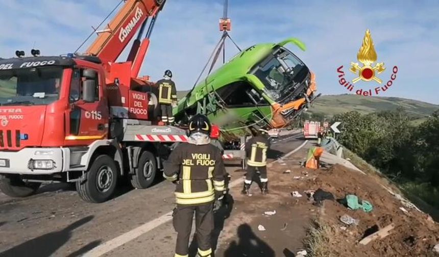 İtalya’da yolcu otobüsü şarampole yuvarlandı: 1 ölü, 14 yaralı