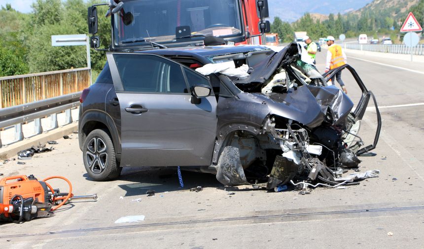 Niksar’da Otomobil Bariyerlere Çarptı : 1 Ölü, 1 Yaralı