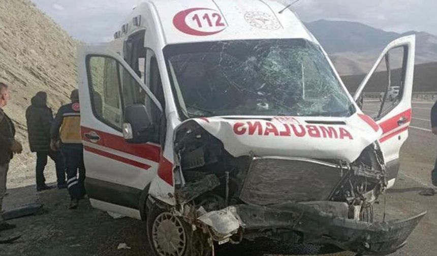 Hasta Taşıyan Ambulans Kaza Yaptı: 4 Yaralı