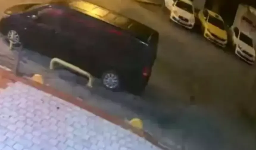 Fatih'te Yanan Otomobillerin Kundaklandığı Anlar Kameraya Yansıdı