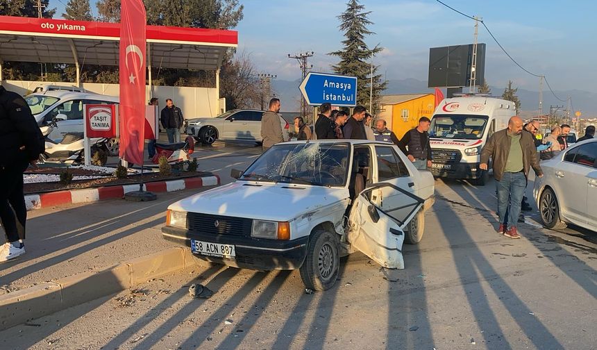 Erbaa Sanayi Kavşağında 2 Otomobil Çarpıştı:1 Yaralı