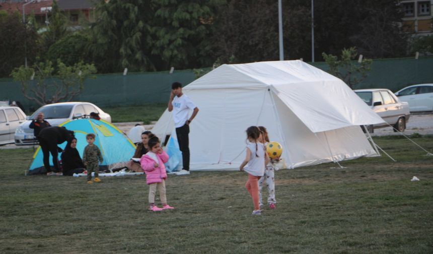 Turhal’da Deprem Sonrası Vatandaşlar Parklarda Çadır Kurdu