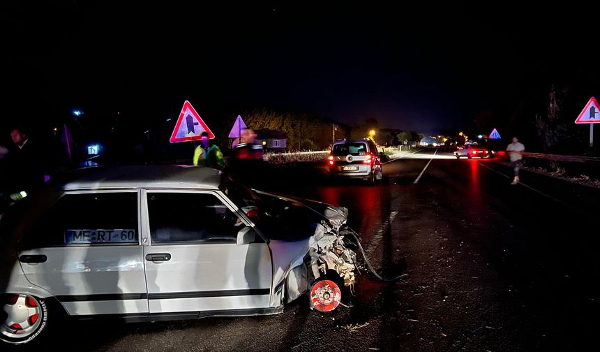 Erbaa’da Virajı Alamayan Otomobil Bariyerlere Çarptı: 2 Yaralı