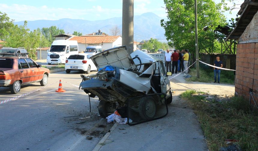 Erbaa’da Elektrik Direğine Çarpan Otomobil Hurdaya Döndü