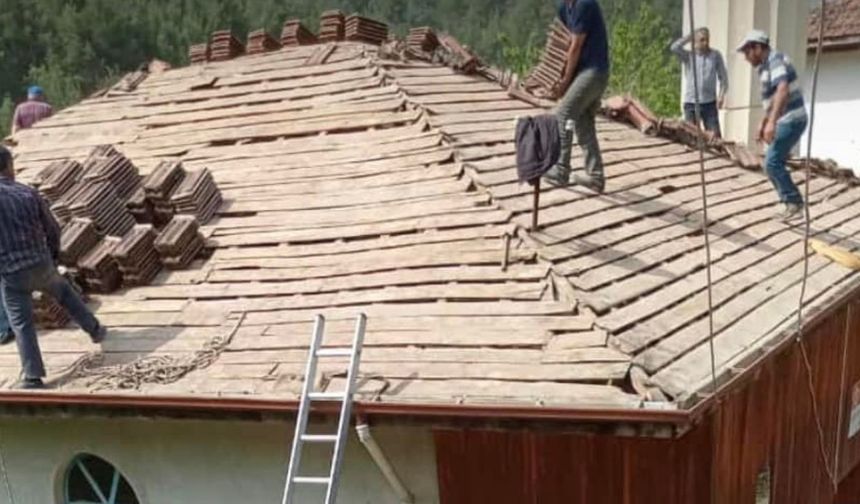 Erbaa Narlıdere Köyü Cami'sinde Çatı Çalışmaları Başladı