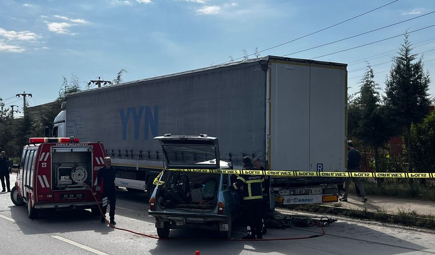 Erbaa’da Otomobil TIR'a Yandan Çarptı: 1 Ölü, 1 Yaralı