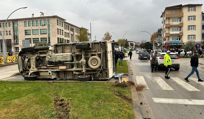 Emniyet Kavşağı’nda Feci Kaza: Transit Yan Yattı, 1 Yaralı