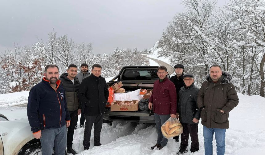 AK Parti İlçe Başkanlığı Yaban Hayvanları İçin Doğaya Yem Bıraktı