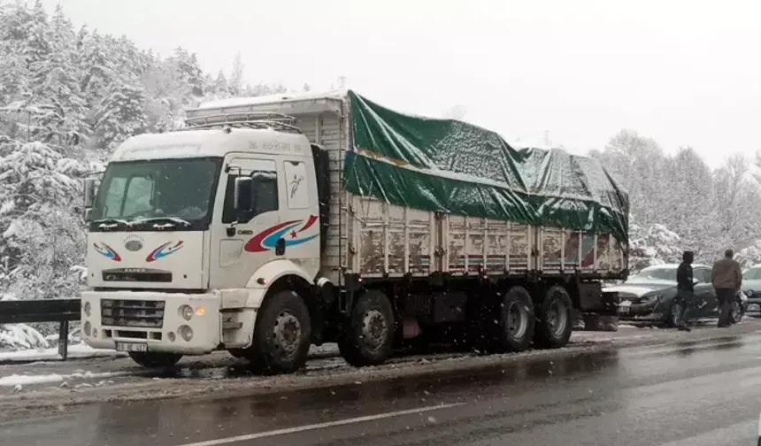 Kar Felaketi Otoyolda Panik Yaratttı: Zincirleme Kazalar!