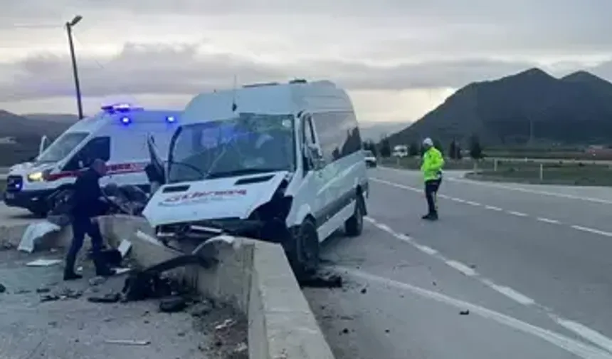 Tokat`ta İşçileri Taşıyan Minibüs, Beton Bariyere Çarptı; 21 Yaralı