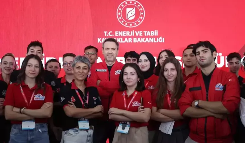 Bakan Bayraktar TEKNOFEST'te Gençlerle Buluştu: “Sizler Geleceğimizin Umudusunuz”