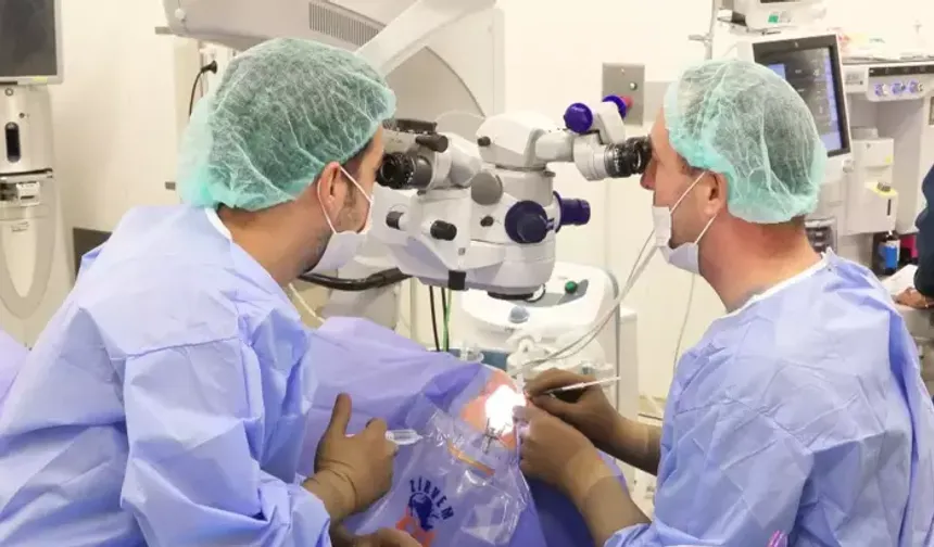 Göz Cerrahisinin Kalbi İstanbul’da Attı 200’ü Aşkın Hekim Canlı Ameliyatlarda Buluştu