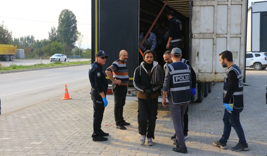 Erbaa’da Durdurulan TIR’da 11 Kaçak Göçmen Yakalandı