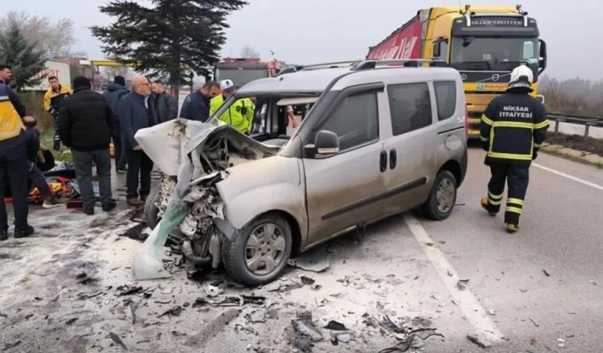Tokat’ta Tırla Çarpışan Hafif Ticari Araç Alevlere Teslim Oldu, 5 Yaralı