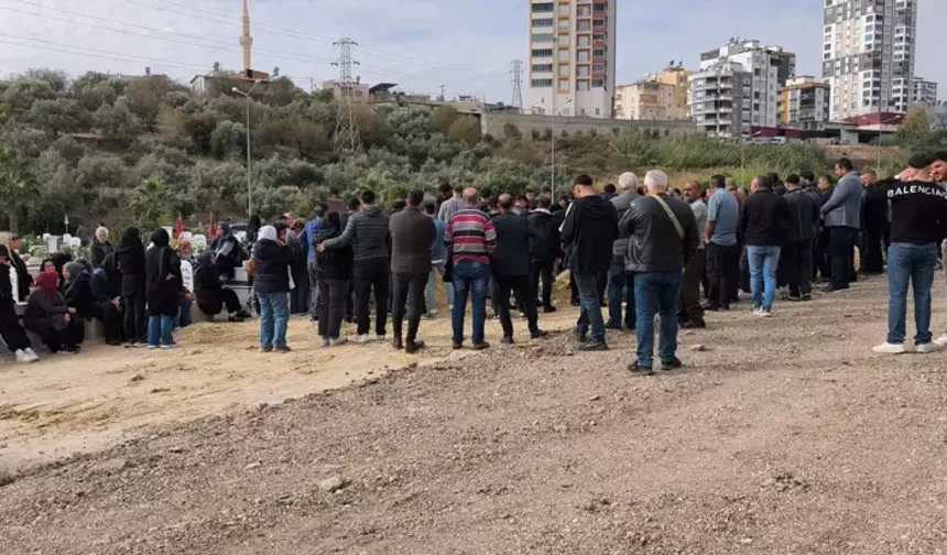 Komşusu Tarafından Öldürülen Anne ve Oğlu Toprağa Verildi