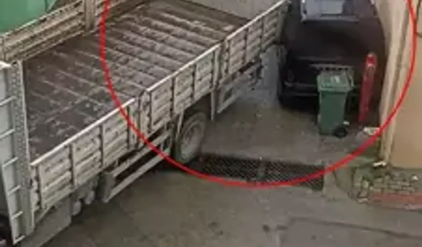 Kamyon Park Halindeki Araca Çarptı