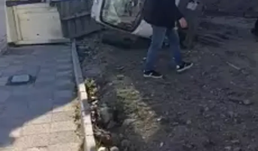 Toprak Yüklü Kamyon Devrildi, Şoför Yaralandı