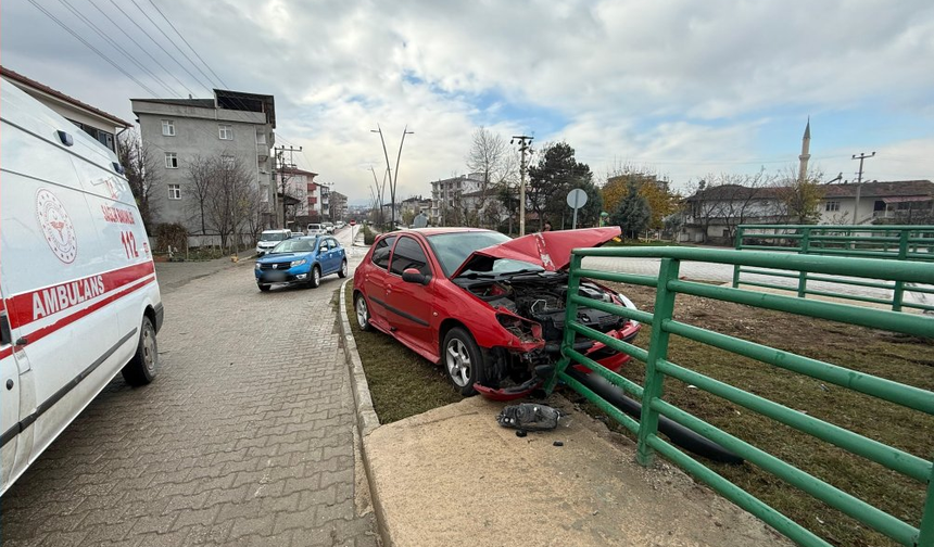 Erbaa’da Kavşakta Çarpışan İki Araçtan Biri Bariyerlere Girdi