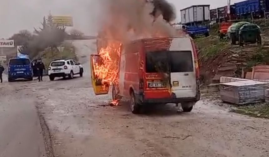 Erbaa’da Kargo Minibüsü Alev Alev Yandı