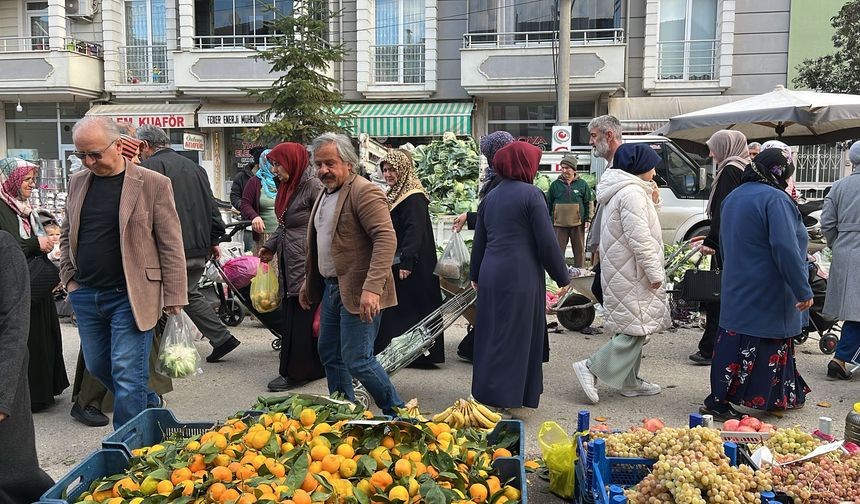 Erbaa Salı Pazarında Yoğunluk: Sebze ve Meyve Fiyatları Düşünce İlgi Arttı
