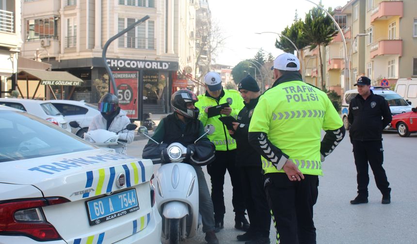 Erbaa’da Trafik ve Asayiş Denetimi: Şehir Merkezi İşlek Caddesinde Geniş Uygulama
