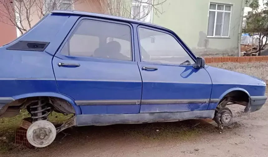Aksaray’da Park Halindeki Otomobilin 4 Tekeri Çalındı