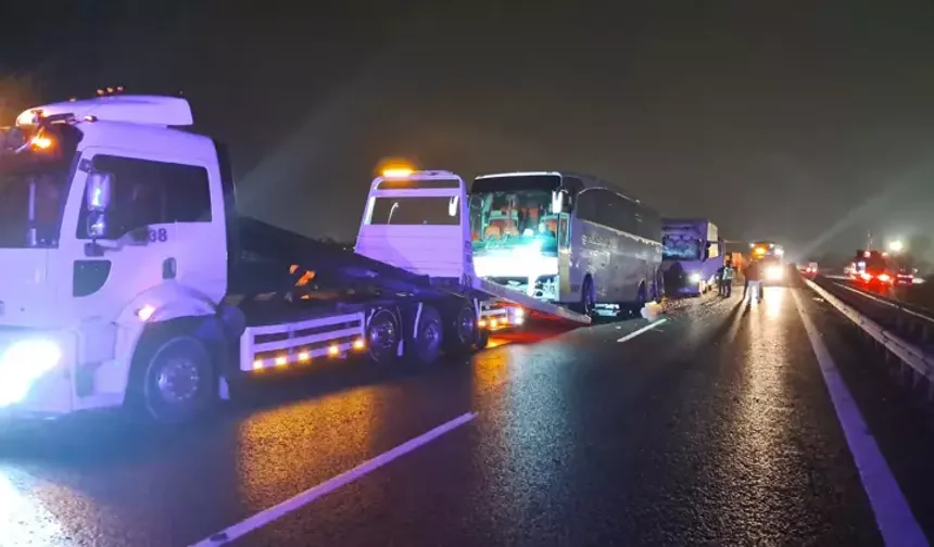 Sakarya’da Zincirleme Kaza: Aralarında Niksarlı Firmanın da Bulunduğu 17 Araç Birbirine Girdi!